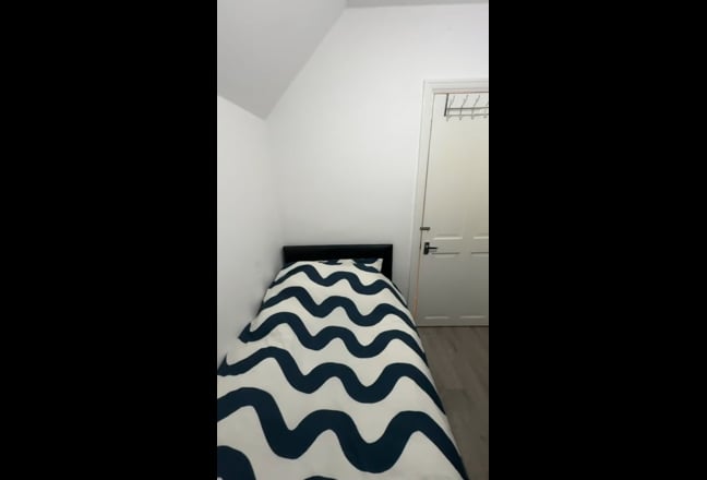  fully furnished room available, bills included Main Photo