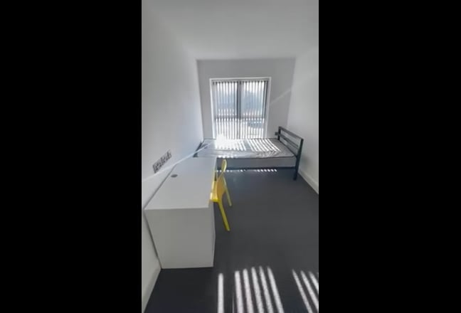 Double en-suite Room in Luxury Flat in L5  Main Photo