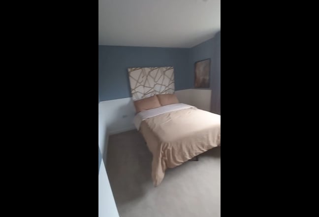 Spacious Double Room in Modern Riverside Townhouse Main Photo