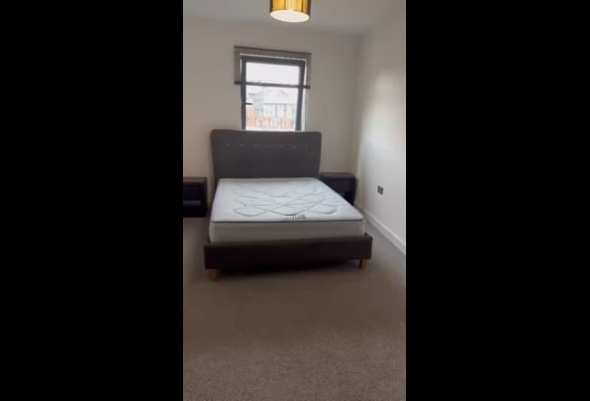 Lovely en-suite available for rent in a 2b-2b flat Main Photo