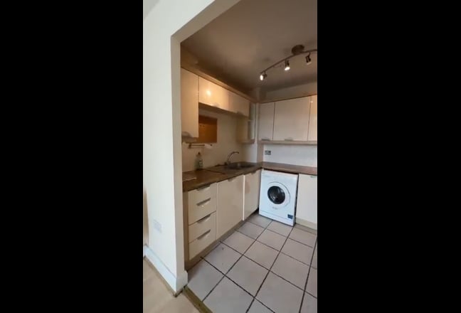 1 spacious double bedroom with balcony Main Photo