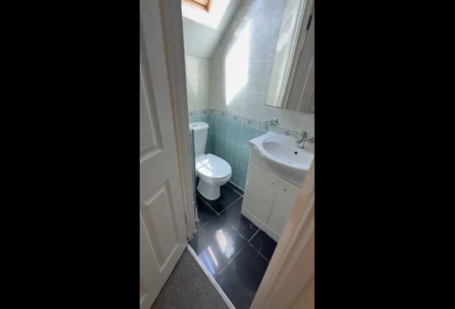 Loft Ensuite in a cosy Home  Main Photo