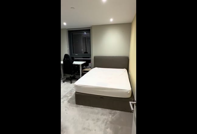 Double Room with En Suite in Modern Apartment Main Photo