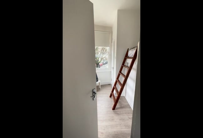 Bright Ensuite Room in Modern 4-Bed Flat – West Ha Main Photo