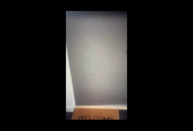 Ensuite+Desk, next to tube, all female apartment Main Photo