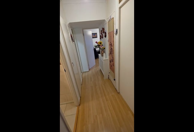 Medium double room in 2 bed flat  Main Photo