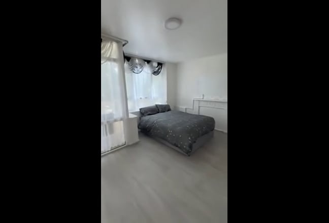 Bright Double Room with Private Balcony – E1 Main Photo