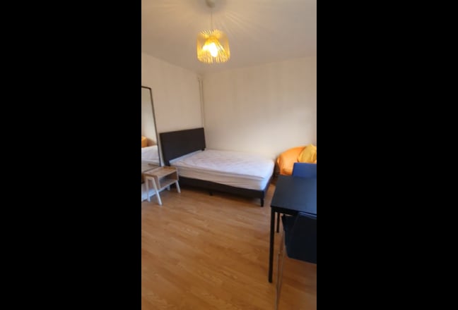 Warren St/ Euston XL Double room-Female Flat share Main Photo
