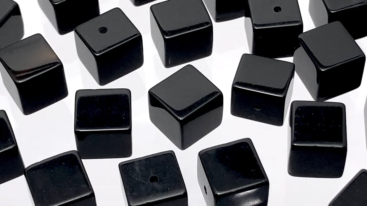 オニキス キューブ8×8×8mm 【片穴】 4個 - 天然石ビーズ