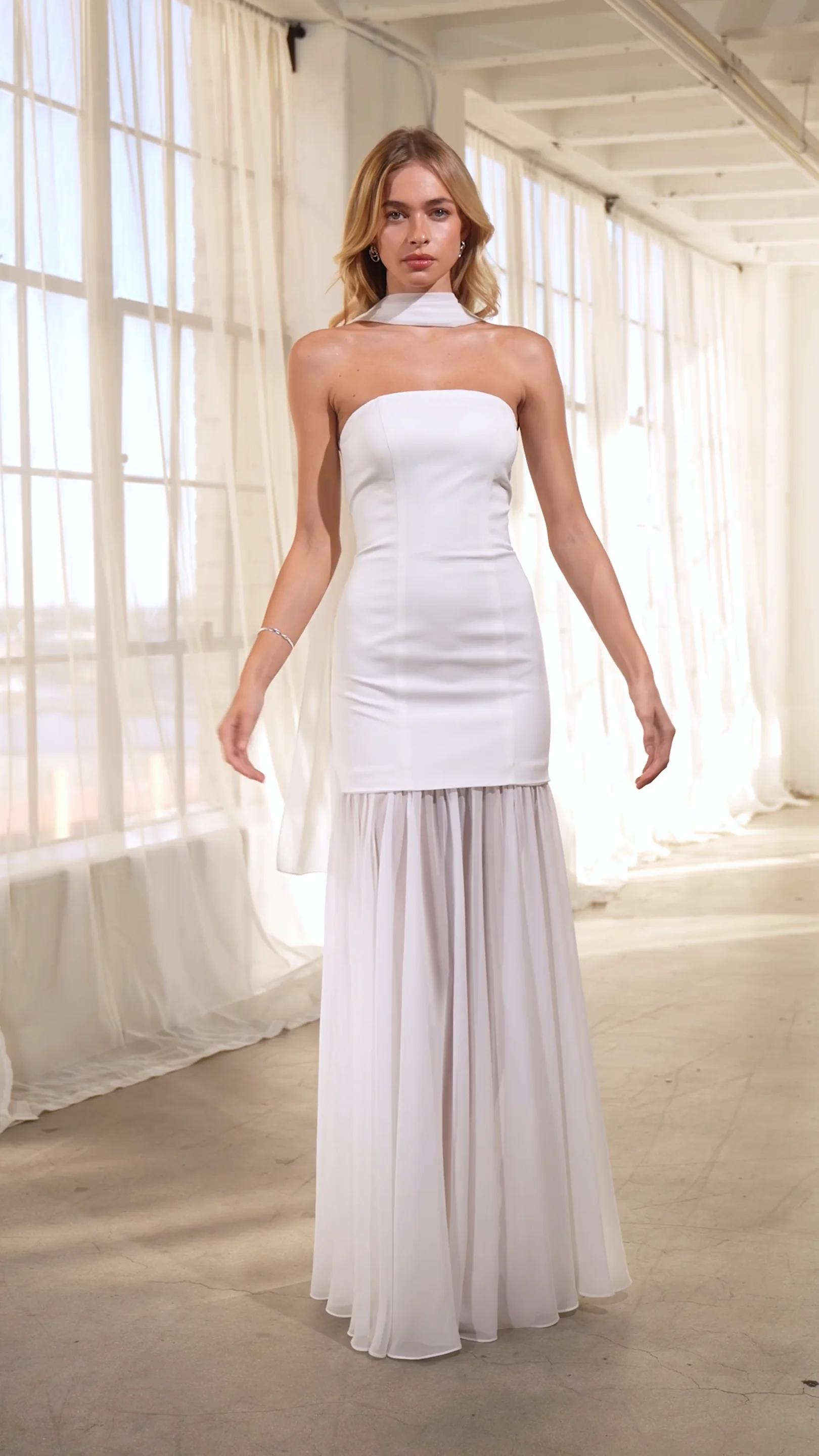 Vestido de novia blanco palabra de honor con cuerpo de satn y falda de gasa