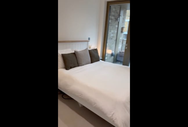 Big  Double Bedroom with En Suite   Main Photo