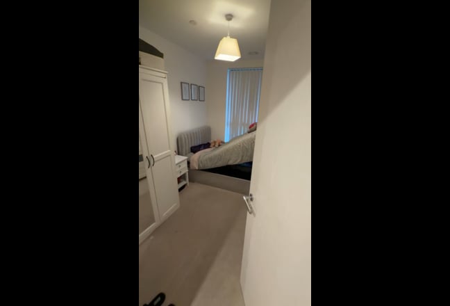 Double room available in 2 bed Hendon flat  Main Photo