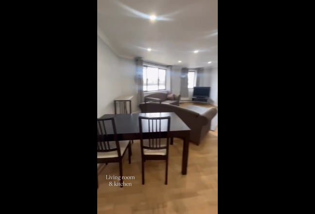 Great room overlooking Thames Main Photo