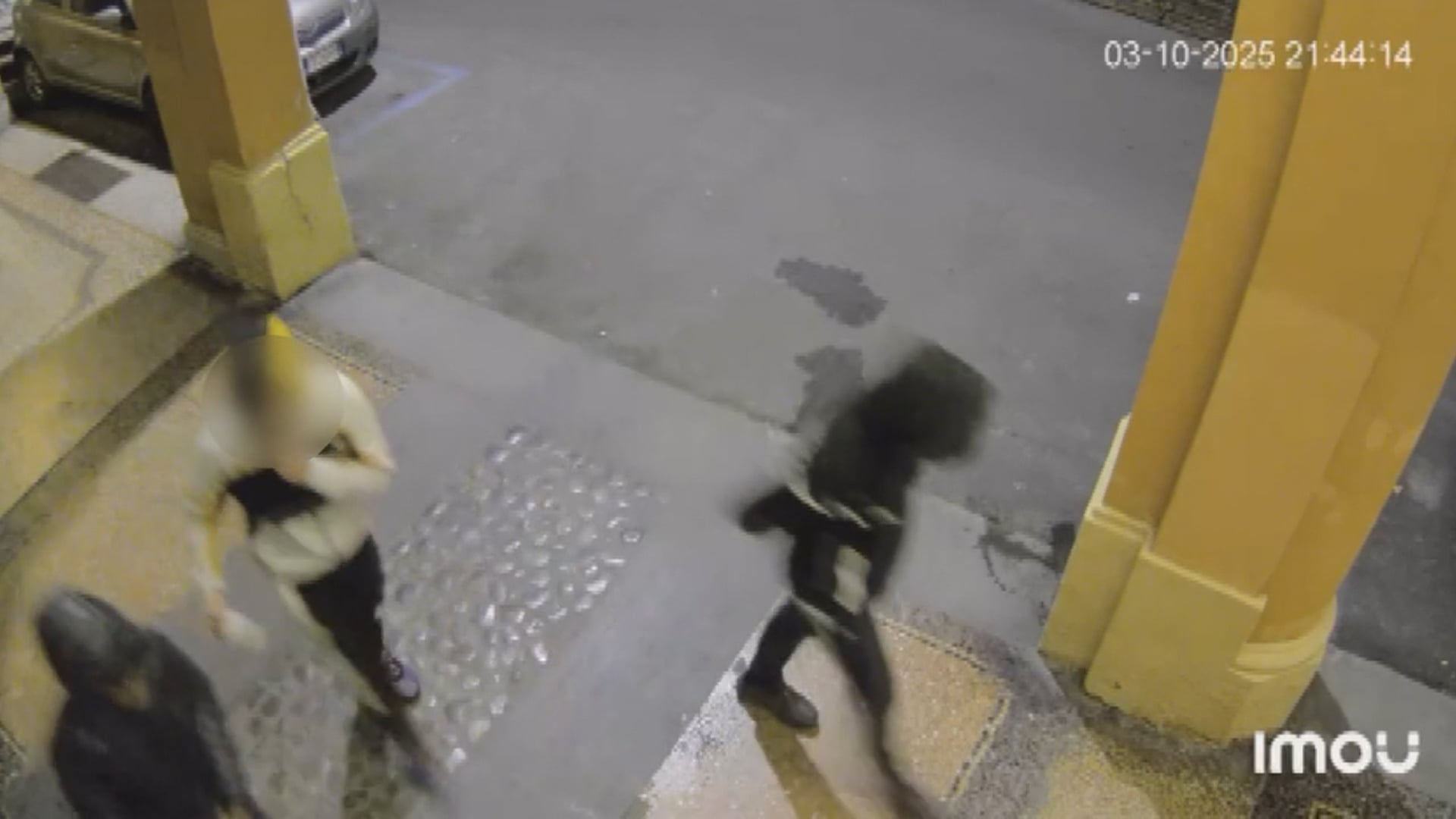 Banda di giovanissimi vestiti di nero imperversa in centro