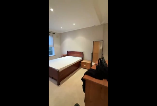 Flat share/Room for rent - Worcester Park Main Photo