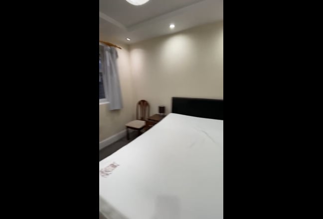 Super large en-suite room, close to Heathrow. Main Photo