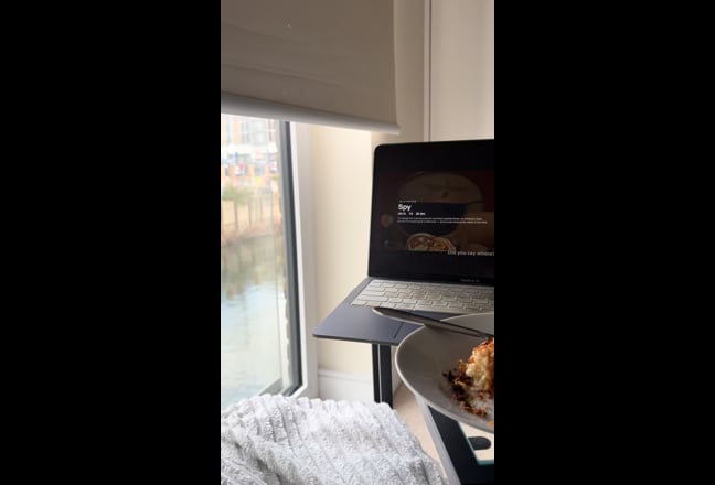 Central flat right by canal with views Main Photo