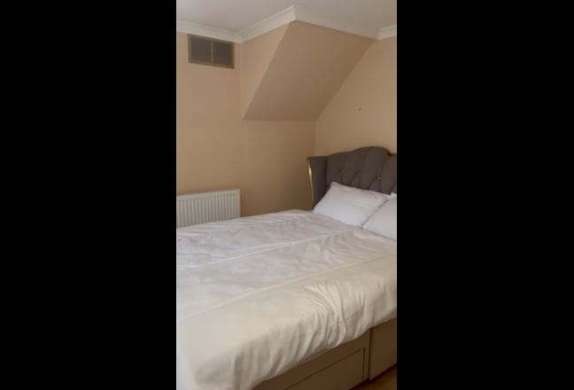 Large double bedroom near railway station Main Photo
