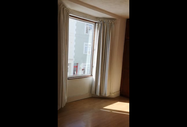 Double bedroom in 6 bed house Main Photo