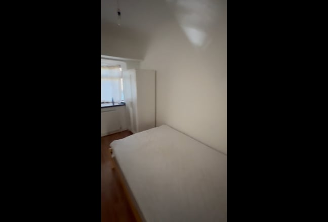 Large Double Rooms Available – N8 8QG Main Photo