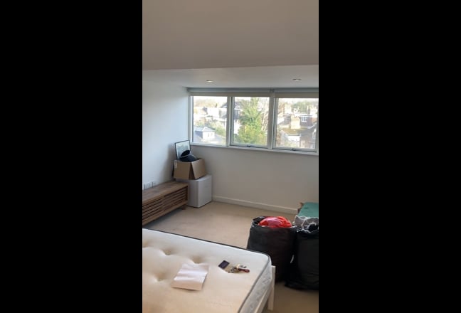 Large en-suite double bedroom in modern flat Main Photo