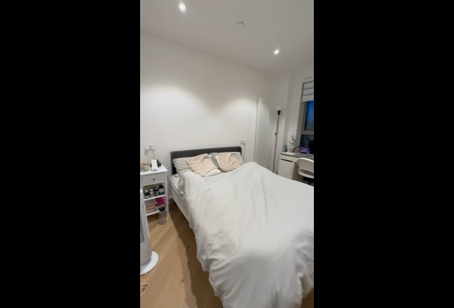 Bright room, modern flat, 4 mins from Tube  ☀️ Main Photo