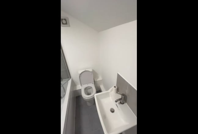 Brand New Refurbished & Renovated En-suite Rooms! Main Photo