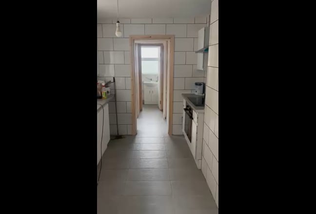 Spacious room in a newly renovated house Main Photo