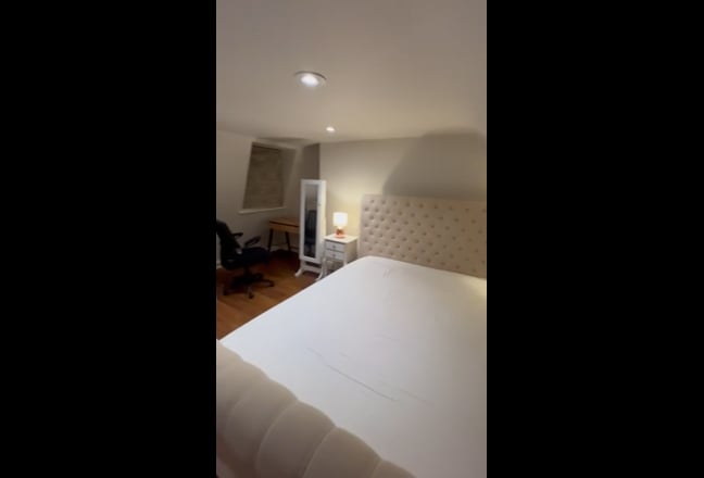 Large King En-Suite Room with Garden Females Pref! Main Photo