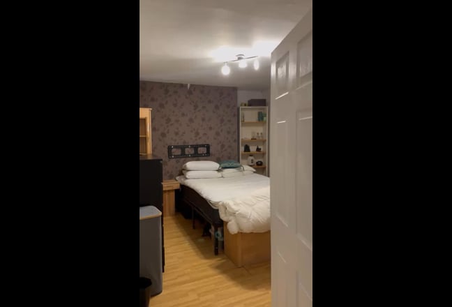 Bright double room in a friendly house Main Photo