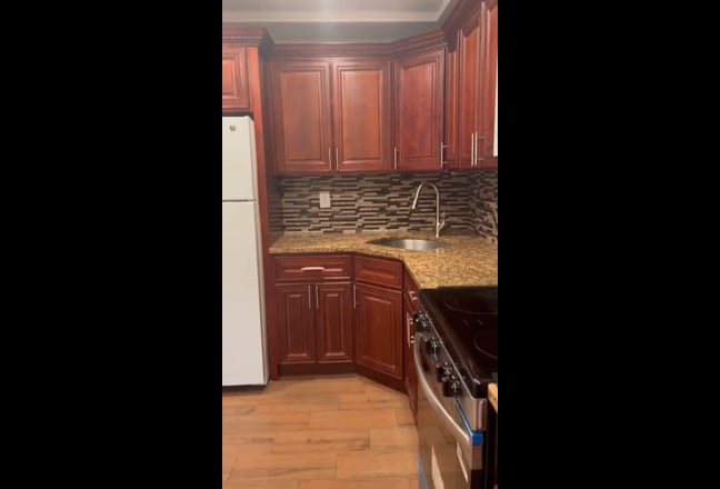 One beautiful room is available  Main Photo