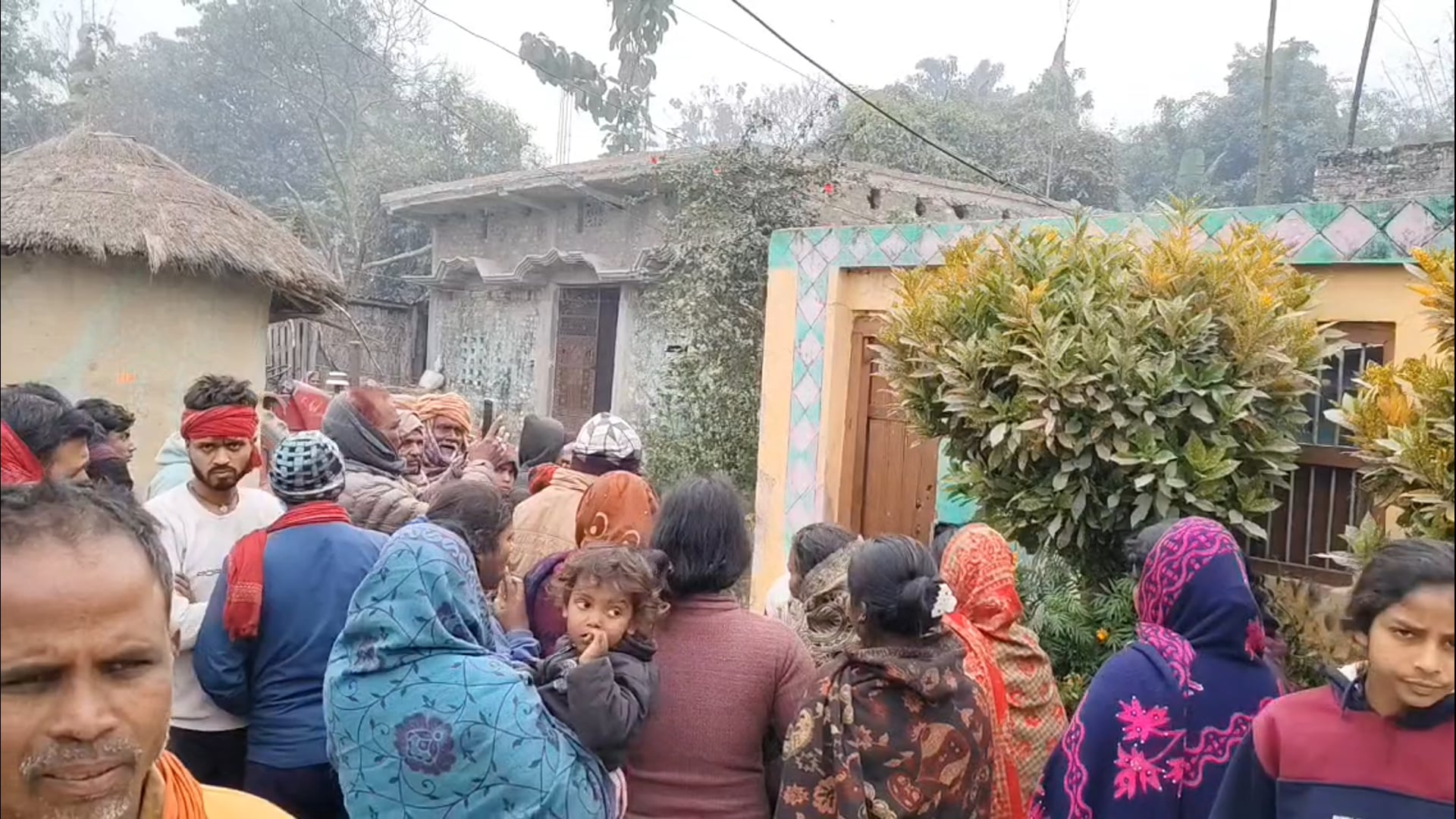 बगहा में तीन जिंदा बम बरामद, जांच में जुटी पुलिस।