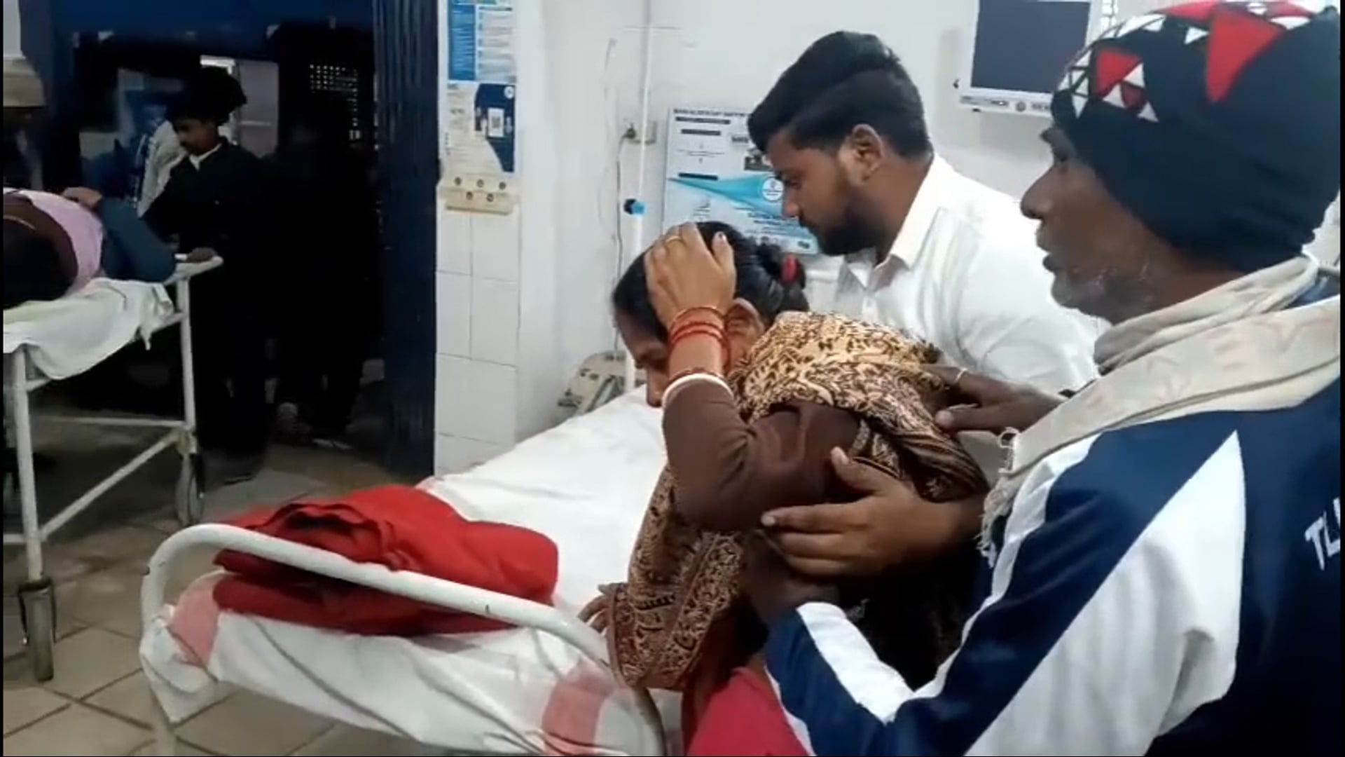 क्षेत्र में दो अलग-अलग जगहों पर ई रिक्शा पलटने से पांच लोग जख्मी, चार भागलपुर रेफर।