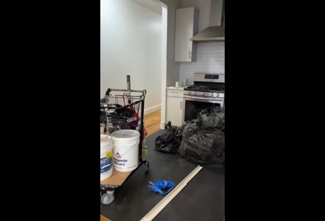 Middle room available in sun lit apartment  Main Photo