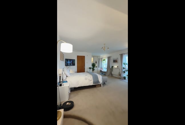 Fully Furnished Large En-Suite Double Room Main Photo