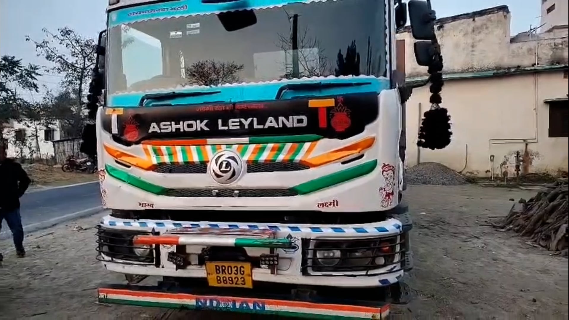 टेंपू ट्रक के बीच हुई टक्कर में तीन जख्मी, एक की हालत गंभीर।