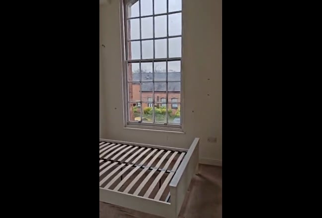 Double room with built-in wardrobe to let Main Photo