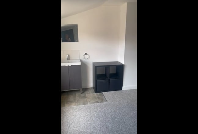 Large quality room - close to Hospital & Town Main Photo