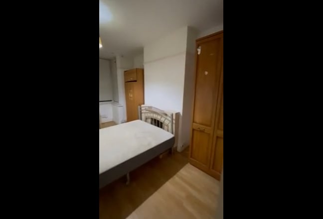 Room Available in 4-bed Flat  -&pound;600/month + bills Main Photo