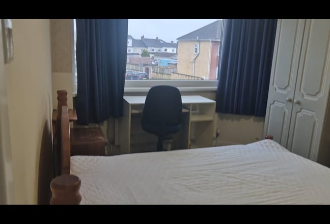 Video 1: Very spacious kitchen. Brand new oven and hob. 2 fridges and 2 freezers. Echo washer dryer.