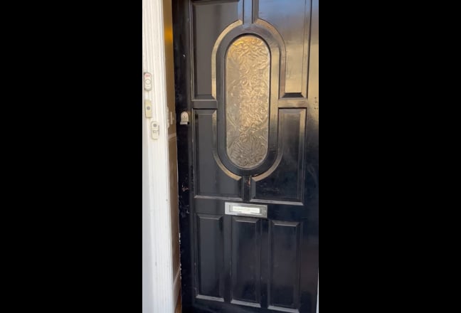 Refurbished 1 double bed flat with private garden  Main Photo