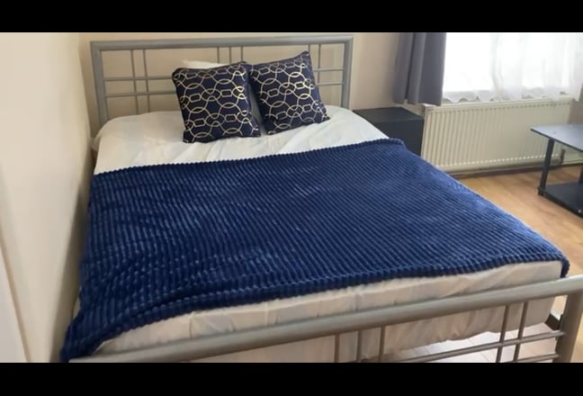 Large Double Room in Clean Flat in Shepherds Bush  Main Photo