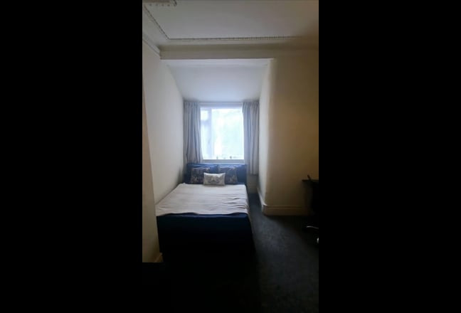 Large Student room available -All Bill INC Main Photo