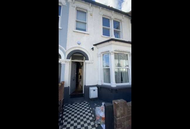 Top floor double bedroom Tooting  Main Photo