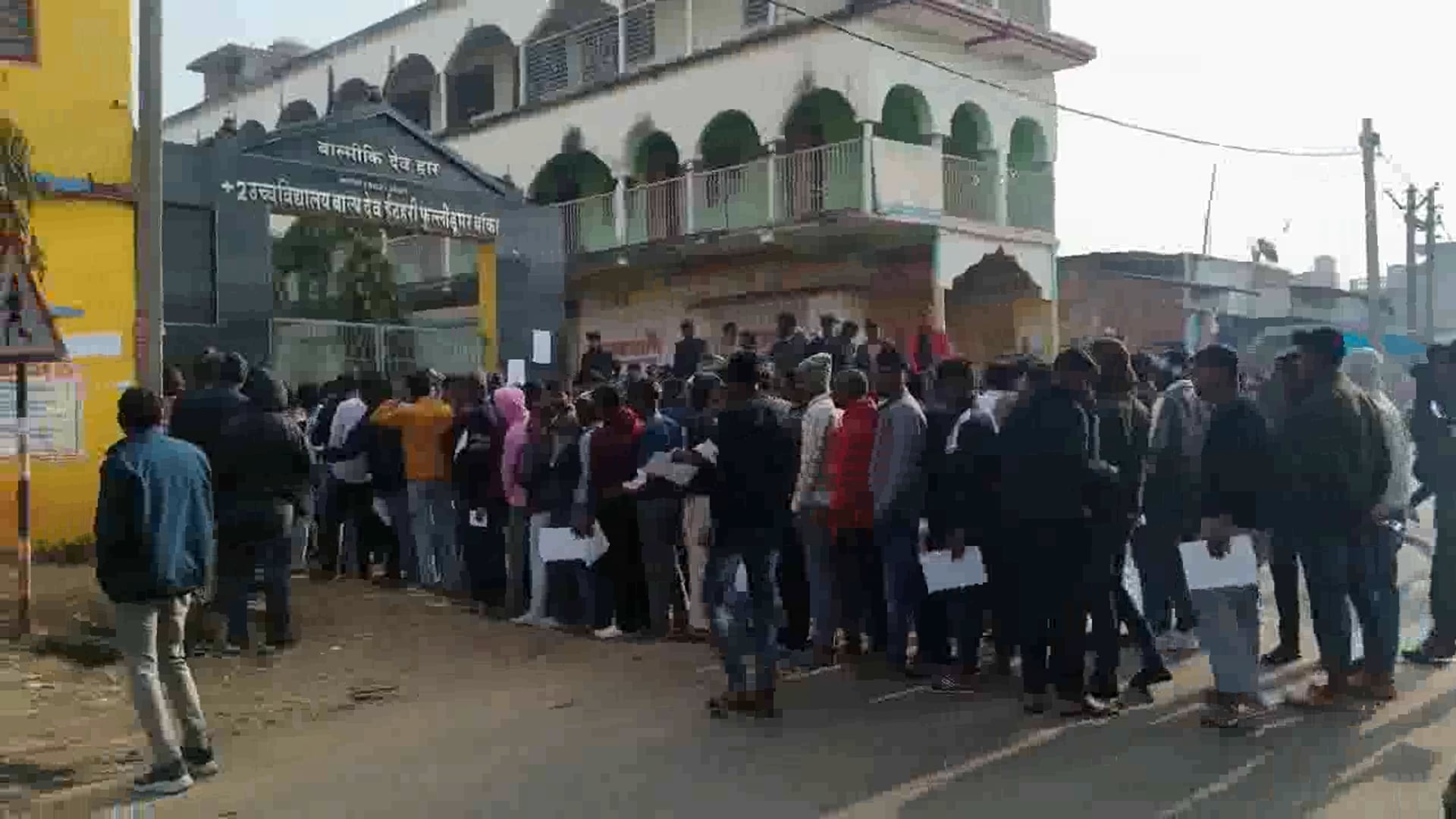 प्रखंड के दोनों परीक्षा केद्रों पर सोमवार को कड़ी सुरक्षा व्यवस्था के बीच इंटरमीडिएट की परीक्षा शुरू