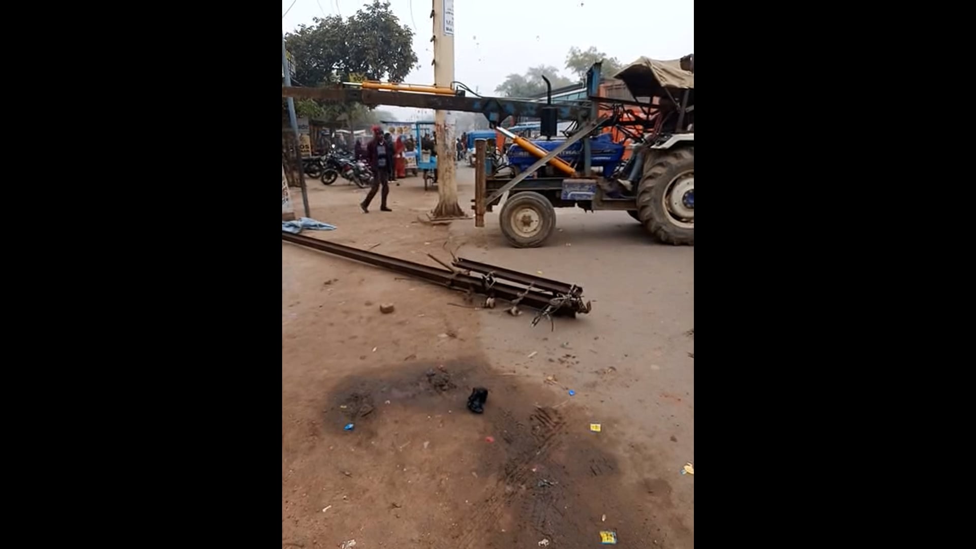 बिजली विभाग का लठे उखाड़ने का कार्य सुरु 