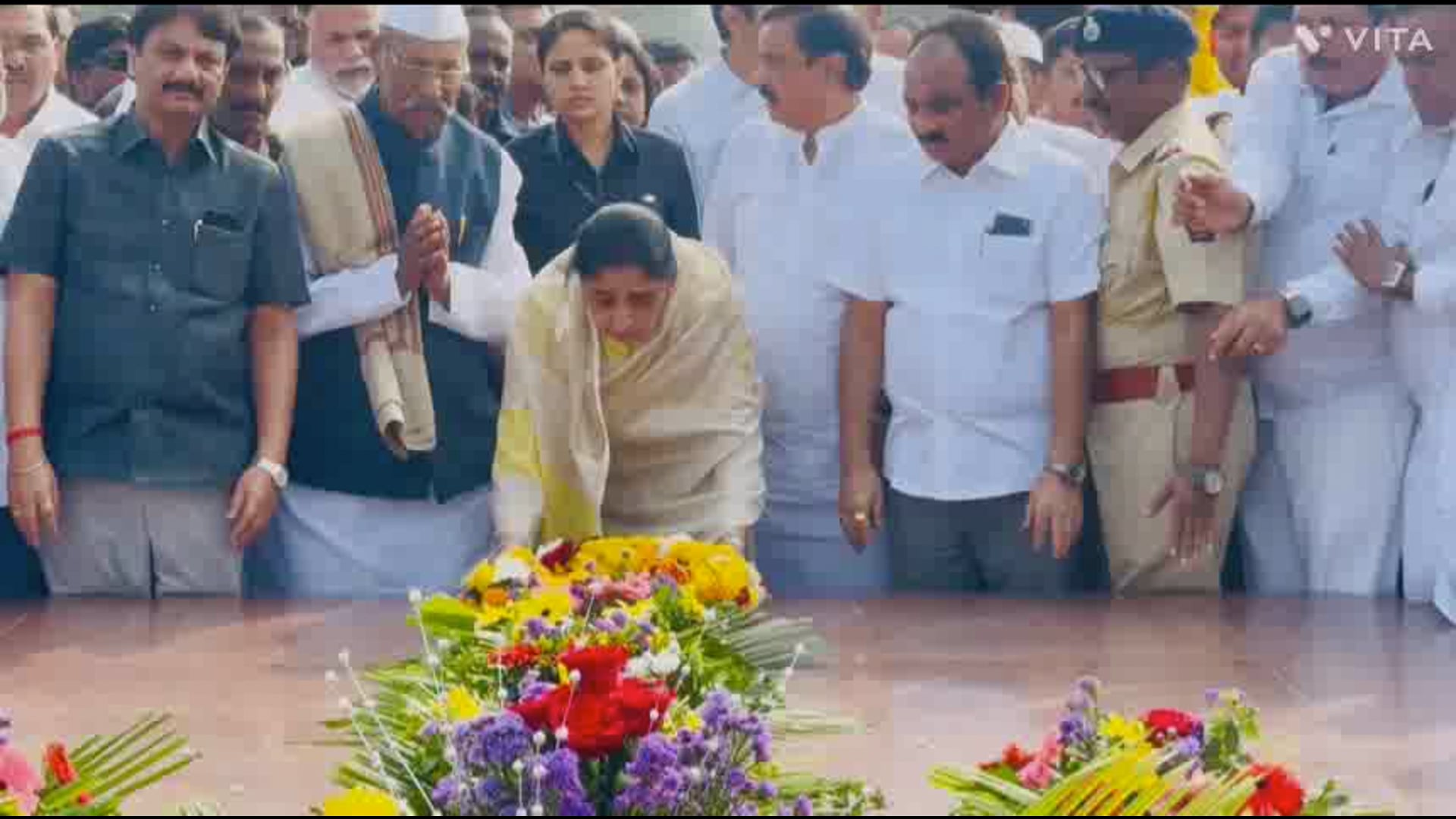 महाराष्ट्र राज्याच्या उपमुख्यमंत्री सुनेत्रा अजित पवार यांनी कराड येथील यशवंतरावजी चव्हाण स्मारकाला भेट दिली.