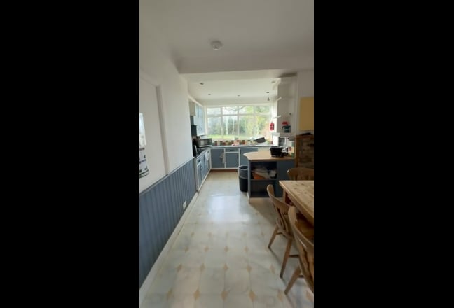 Large en-suite first floor room Main Photo