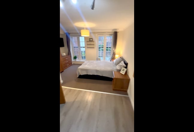 Large Double en-suite room professional houseshare Main Photo