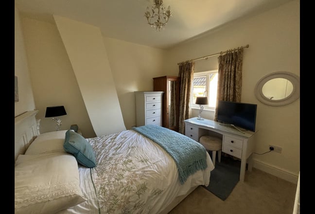 Stunning Room in Beautiful Cottage Main Photo